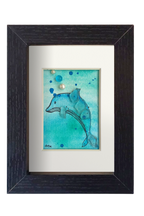 Cuadro con ilustración en acuarela y tinta de un delfín en el fondo del mar con vidrio y otros materiales dándo volumen y aportando fantasía