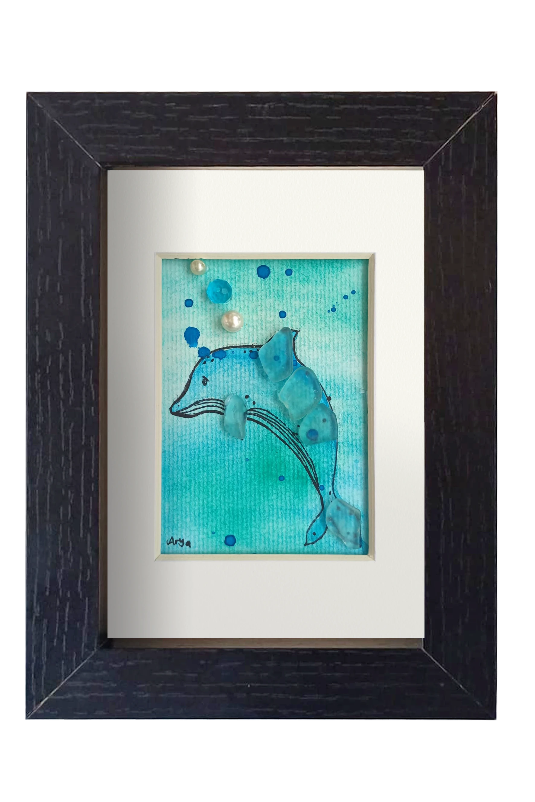 Cuadro con ilustración en acuarela y tinta de un delfín en el fondo del mar con vidrio y otros materiales dándo volumen y aportando fantasía