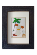 Pájaro y perro bajo la palmera