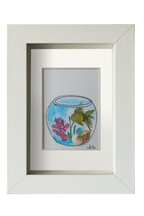 Cuadro con pecera redonda con un pez betta amarillo_verdoso con decoración marina en la que se puede esconder. Acuarela, tinta y cristal de mar y conchas. Marco blanco
