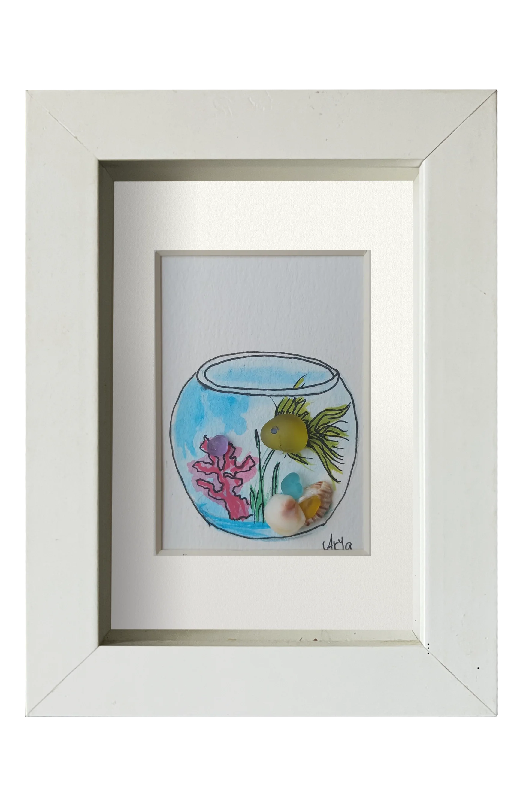 Cuadro con pecera redonda con un pez betta amarillo_verdoso con decoración marina en la que se puede esconder. Acuarela, tinta y cristal de mar y conchas. Marco blanco