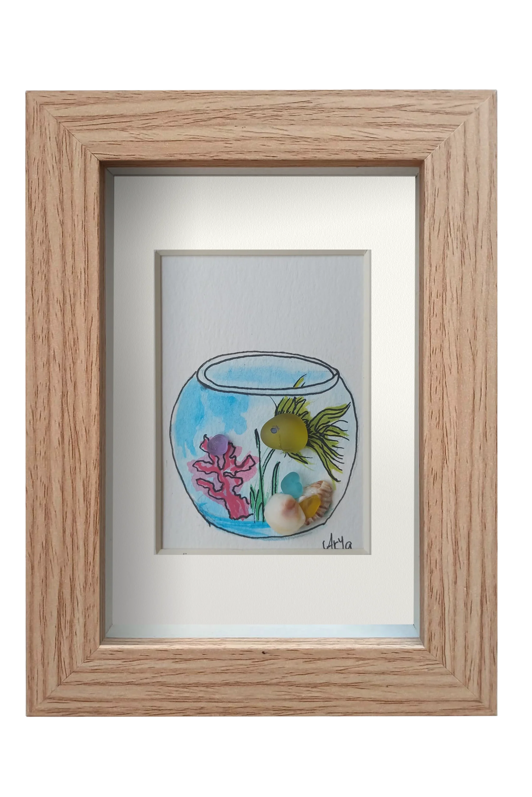 Cuadro con pecera redonda con un pez betta amarillo_verdoso con decoración marina en la que se puede esconder. Acuarela, tinta y cristal de mar y conchas. Marco color madera 