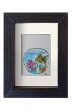 Cuadro con pecera redonda con un pez betta amarillo_verdoso con decoración marina en la que se puede esconder. Acuarela, tinta y cristal de mar y conchas. Marco negro