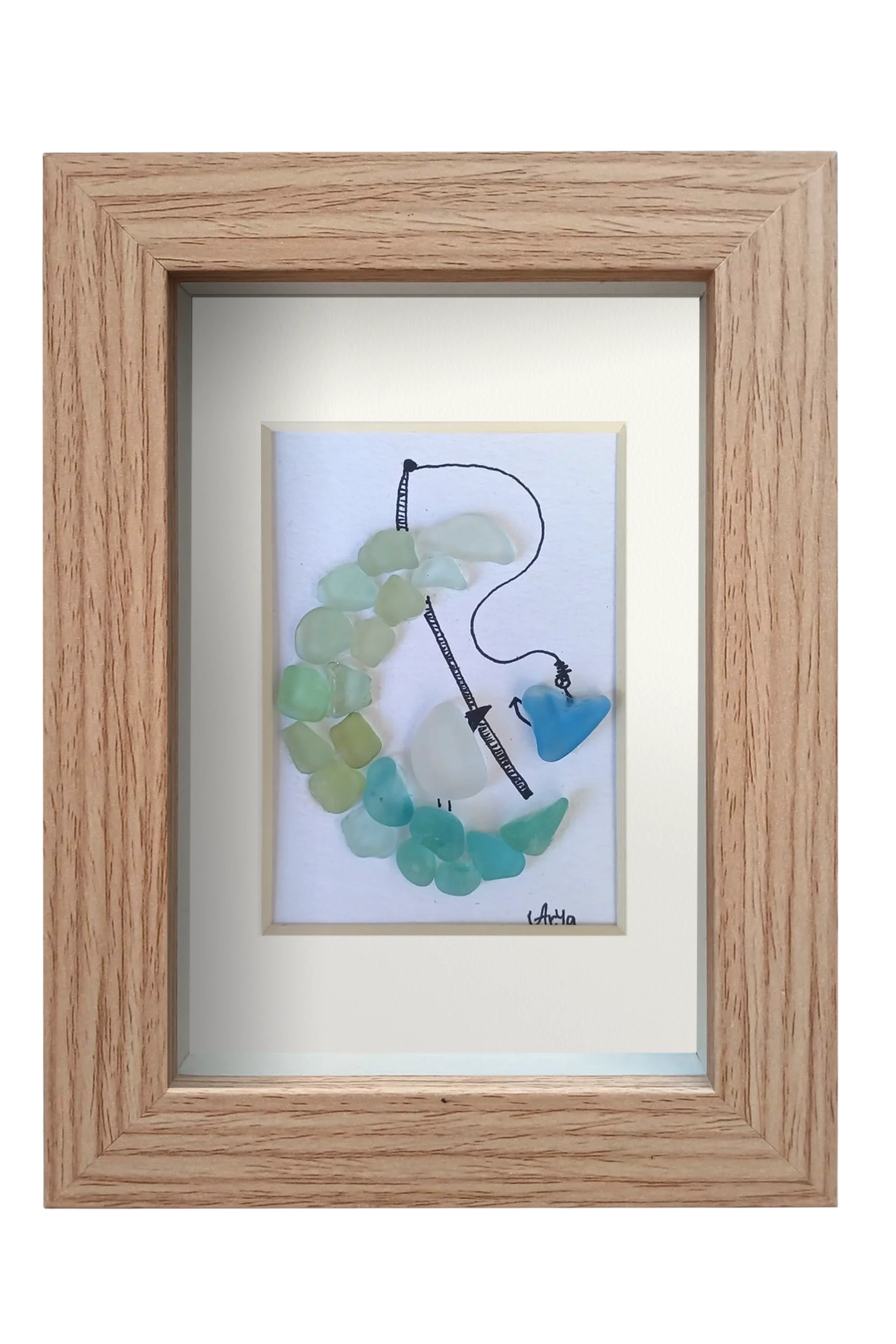 Cuadro con dibujo de Pájaro pescando un corazón encima de una media luna de vidrio de mar. Marco madera