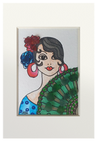 Dibujo de mujer vestida de faralaes con abanico verde con detalles de vidrio de mar