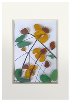 Cuadro con flores amarillas hechas con fragmentos de vidrio de mar verdes, amarillos y marrones sobre lineas de tinta