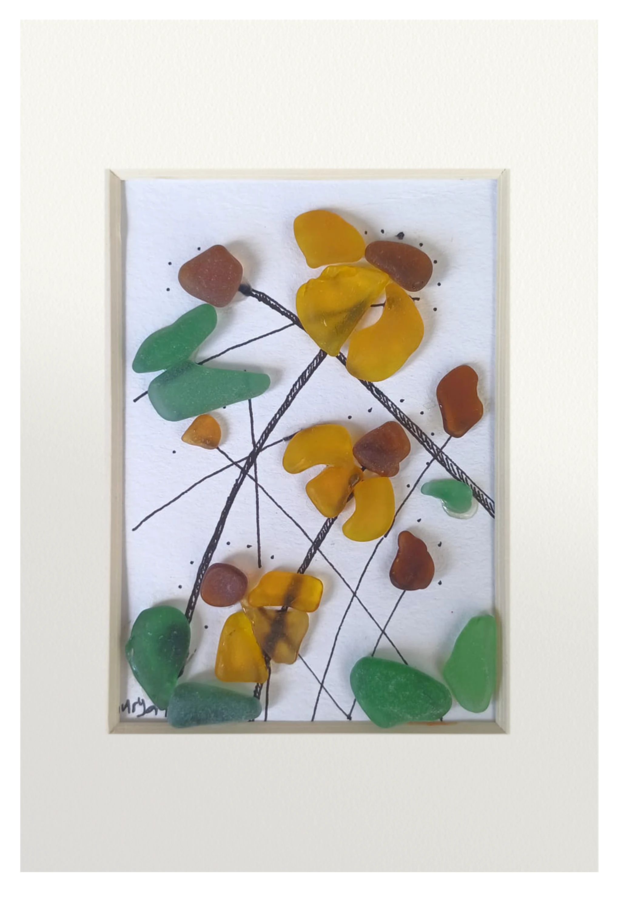 Cuadro con flores amarillas hechas con fragmentos de vidrio de mar verdes, amarillos y marrones sobre lineas de tinta