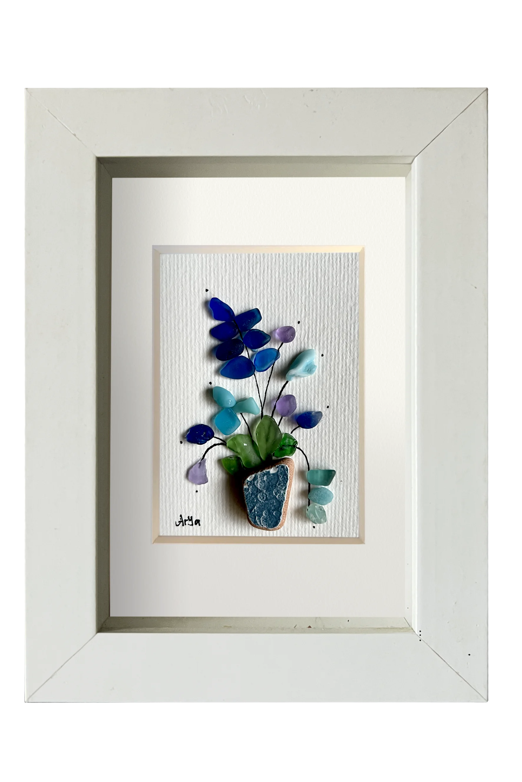 Cuadro de maceta de fragmento de ceramica erosionada de color azul petróleo con una planta de hojas verdes y flores de distintos tonos azules y lila de tinta y vidrios de mar erosionados