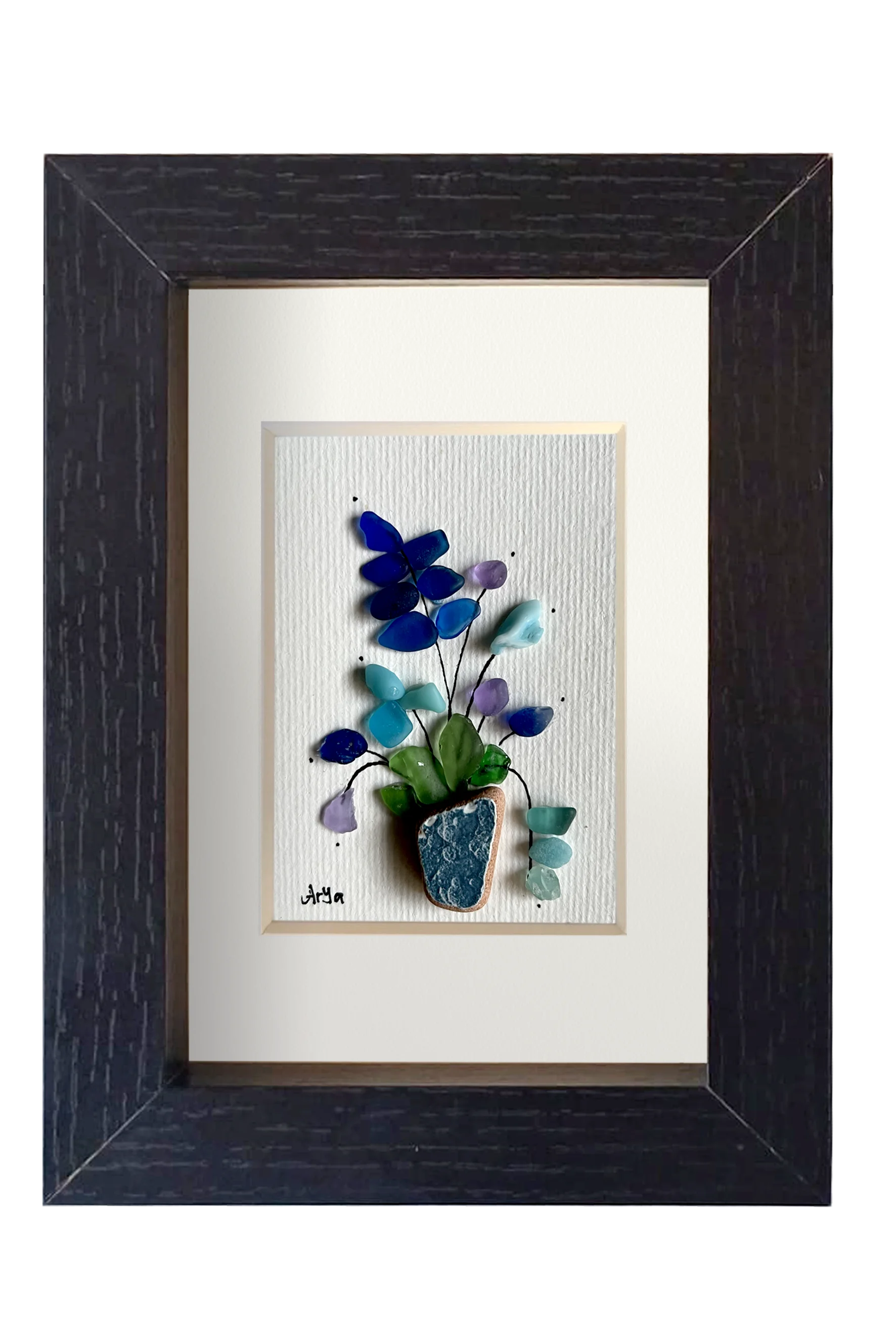 Cuadro de maceta de fragmento de ceramica erosionada de color azul petróleo con una planta de hojas verdes y flores de distintos tonos azules y lila de tinta y vidrios de mar erosionados