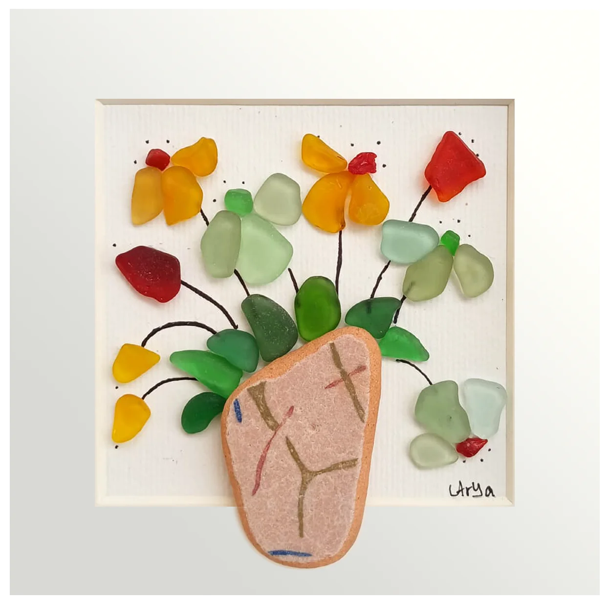 Cuadro con un fragmento de cerámica desgastado a modo de maceta y una explosión de hojas y flores multicolor hechas con tinta y vidrio de mar 
