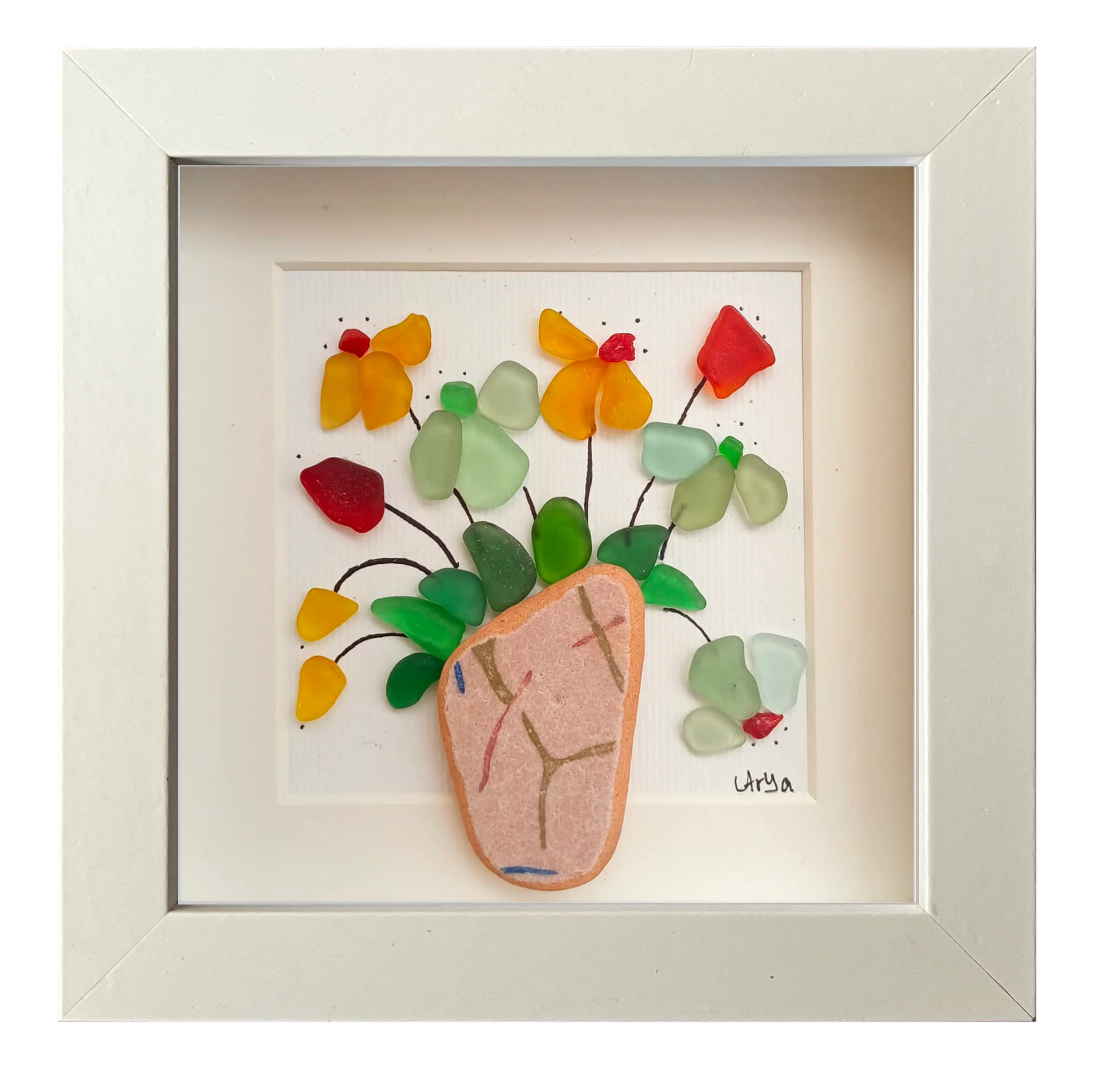 Cuadro con un fragmento de cerámica desgastado a modo de maceta y una explosión de hojas y flores multicolor hechas con tinta y vidrio de mar