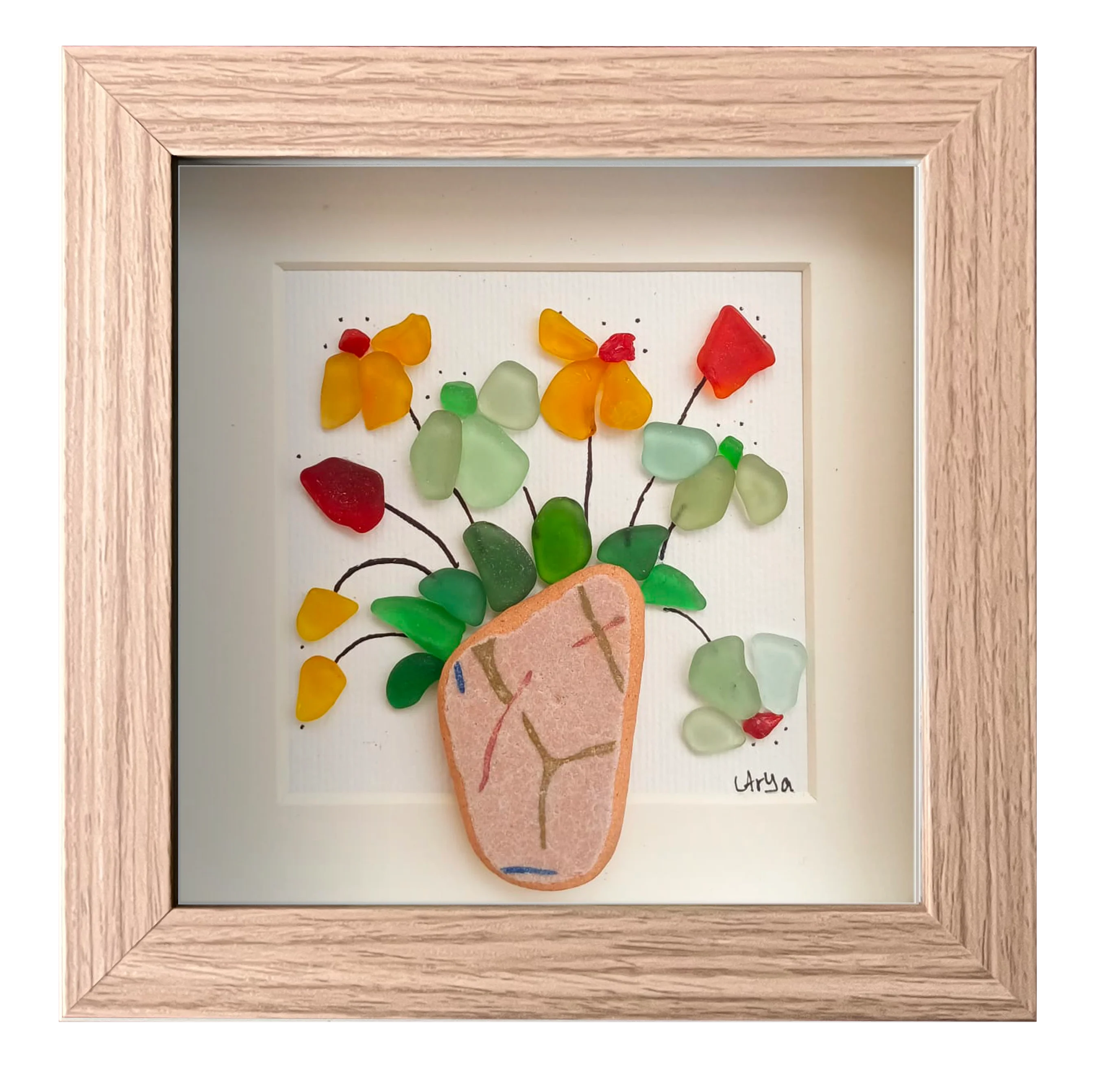 Cuadro con un fragmento de cerámica desgastado a modo de maceta y una explosión de hojas y flores multicolor hechas con tinta y vidrio de mar