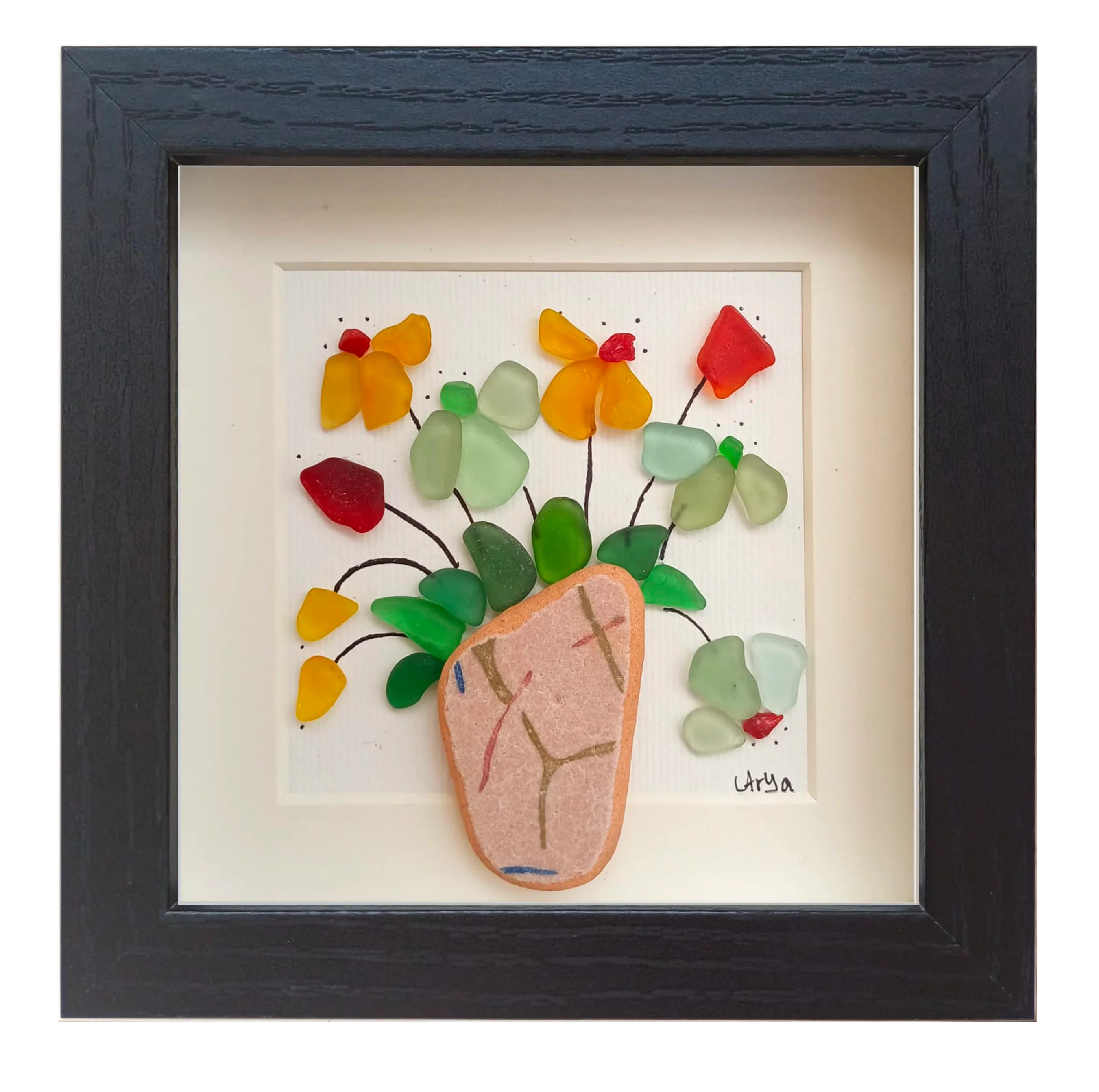 Cuadro con un fragmento de cerámica desgastado a modo de maceta y una explosión de hojas y flores multicolor hechas con tinta y vidrio de mar
