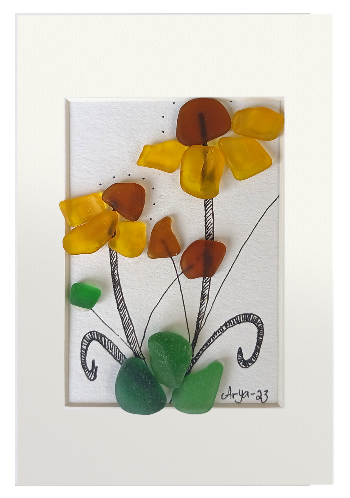 Obra de cristal de mar pulido con flores amarillas y marrones, y cristales verdes para las hojas. Tallos en tinta