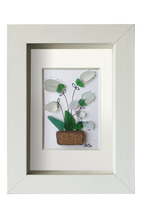 Cuadro con maceta de fragmento de cerámica y planta con flores blancas de tinta y vidrio de mar erosionado