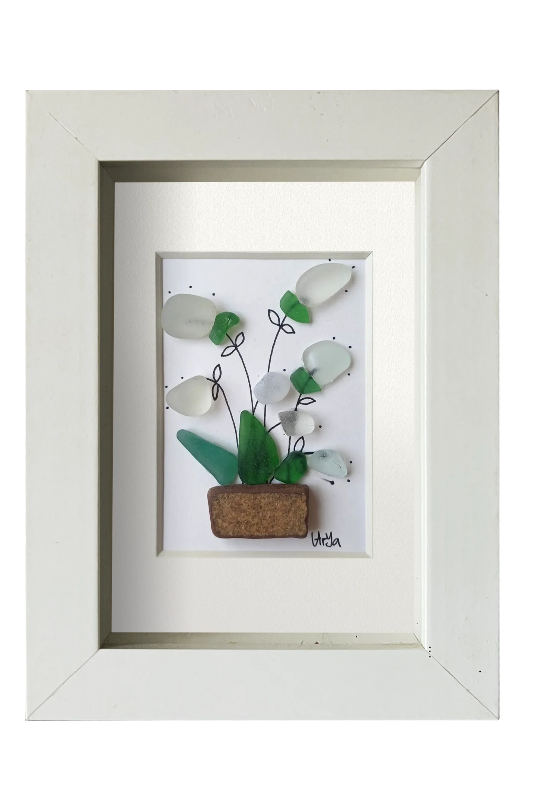 Cuadro con maceta de fragmento de cerámica y planta con flores blancas de tinta y vidrio de mar erosionado