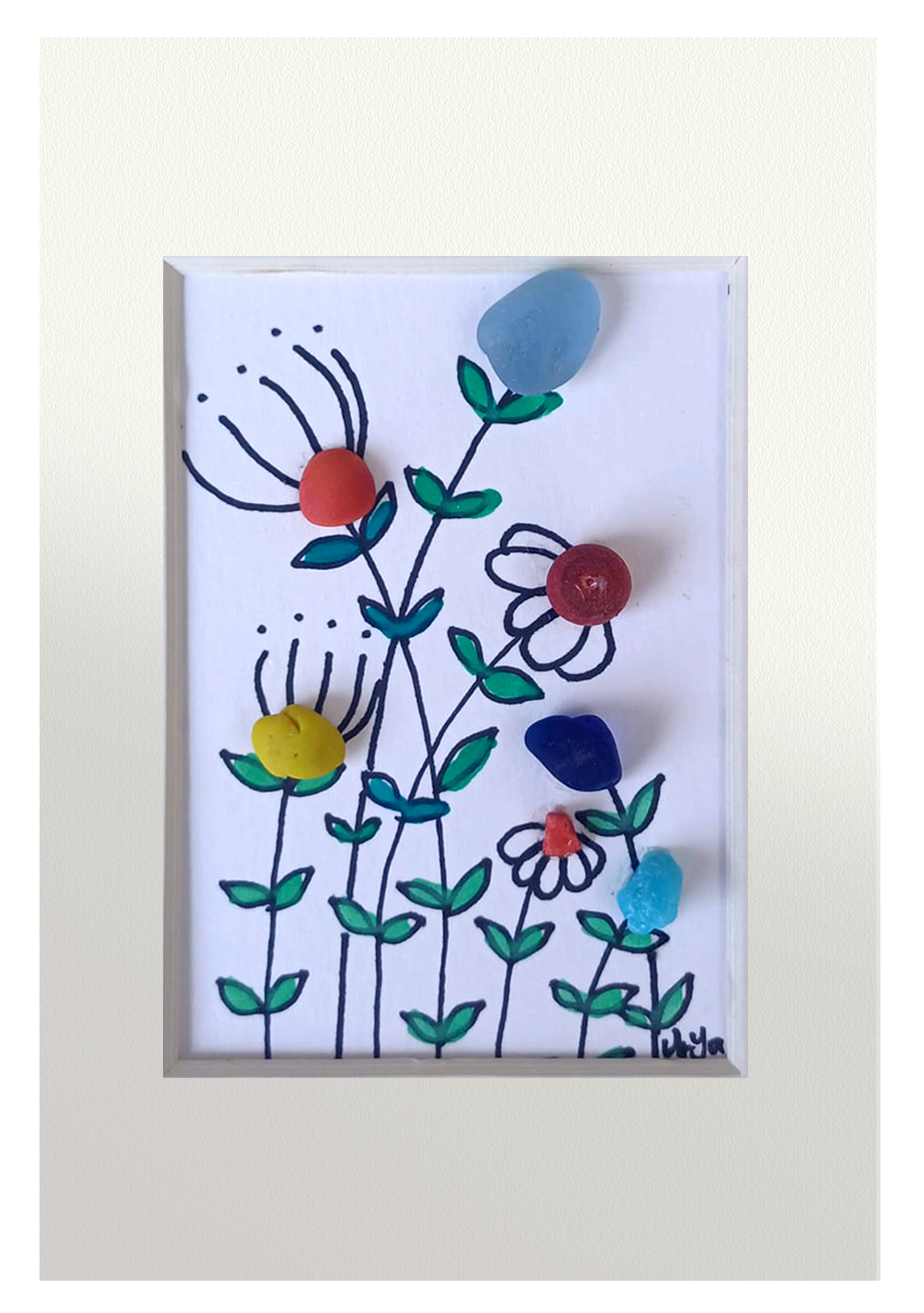 Cuadro de flores silvestres de distintas formas y colores hecho con cristal de mar pulido