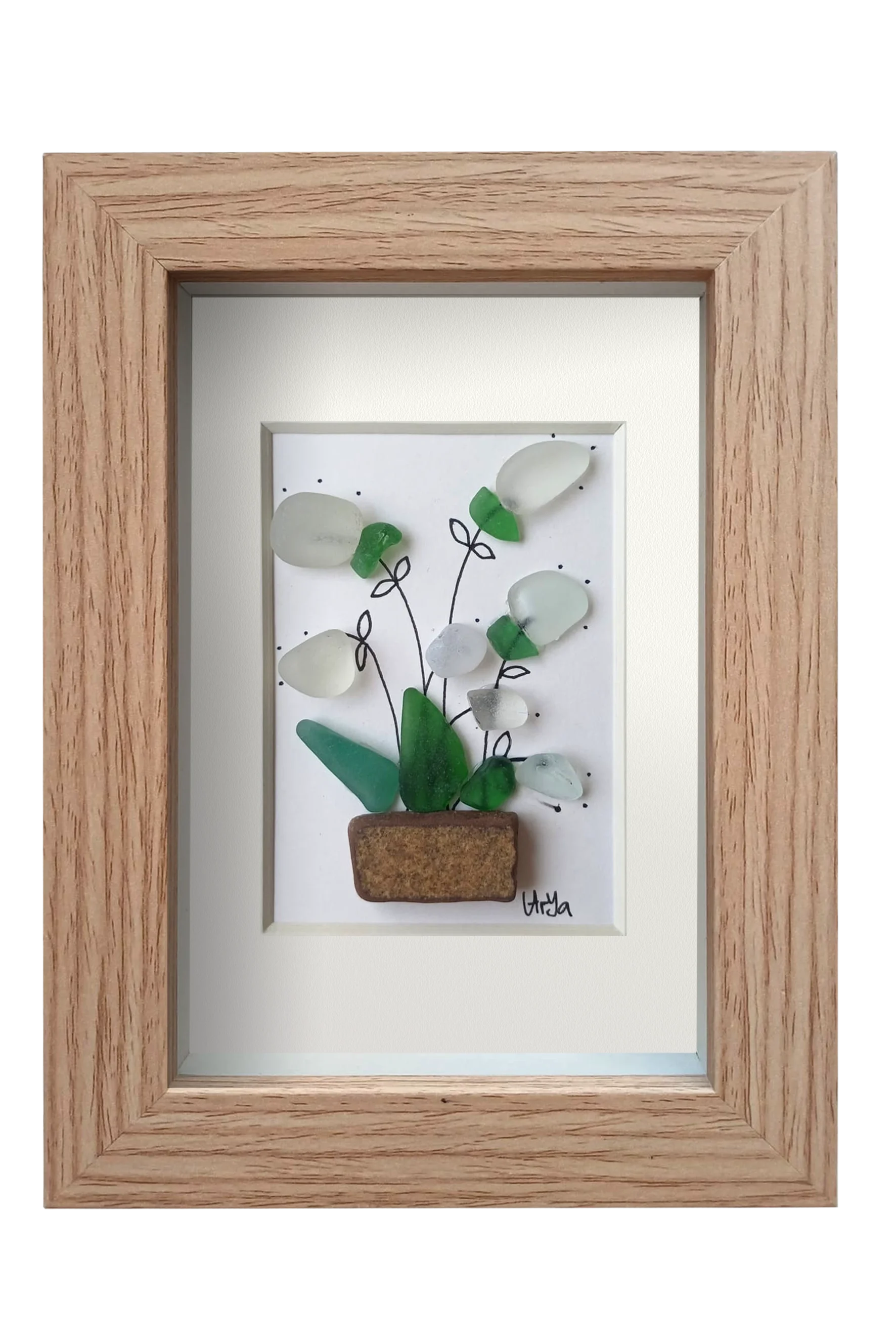 Cuadro con maceta de fragmento de cerámica y planta con flores blancas de tinta y vidrio de mar erosionado