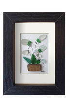 Cuadro con maceta de fragmento de cerámica y planta con flores blancas de tinta y vidrio de mar erosionado