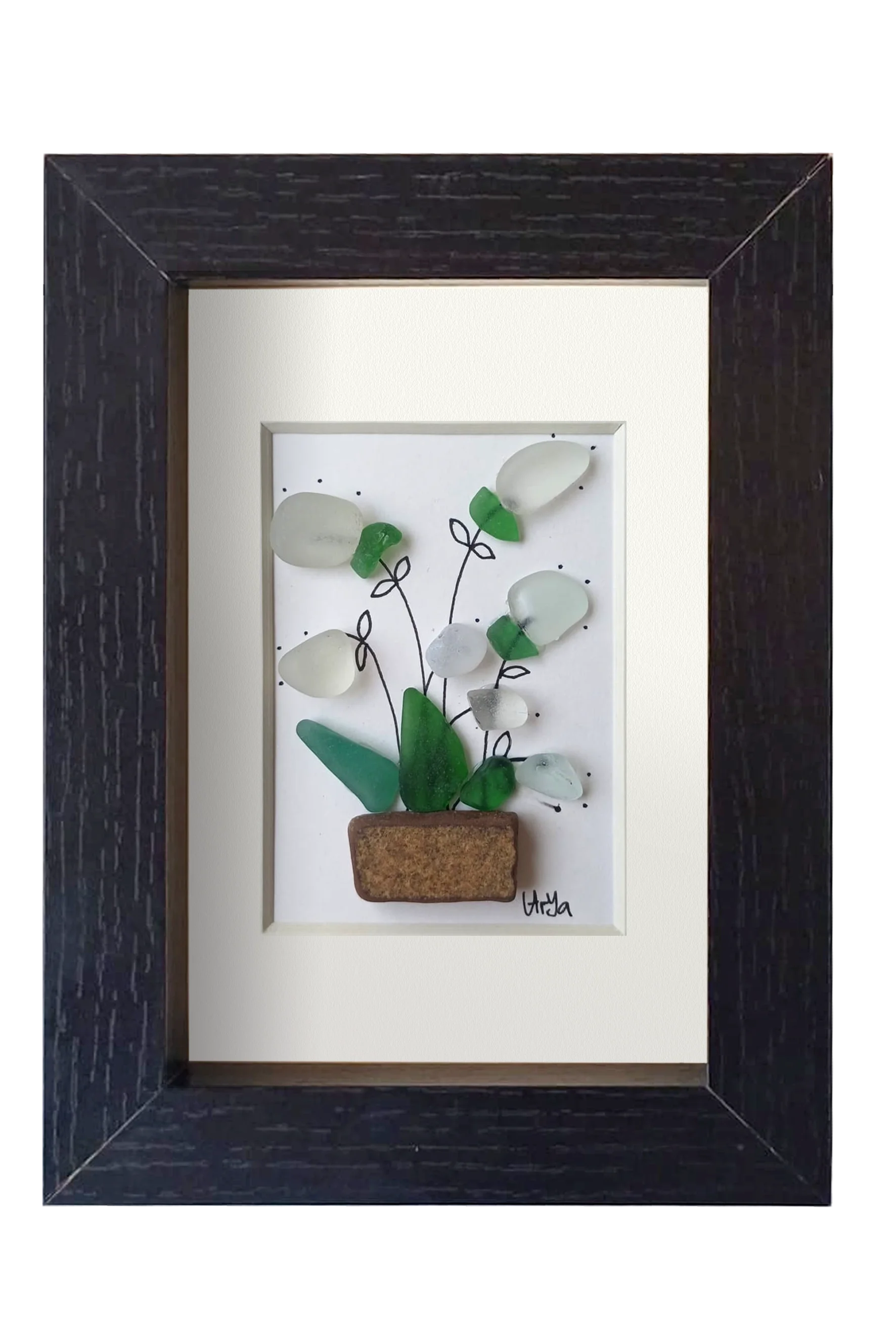 Cuadro con maceta de fragmento de cerámica y planta con flores blancas de tinta y vidrio de mar erosionado