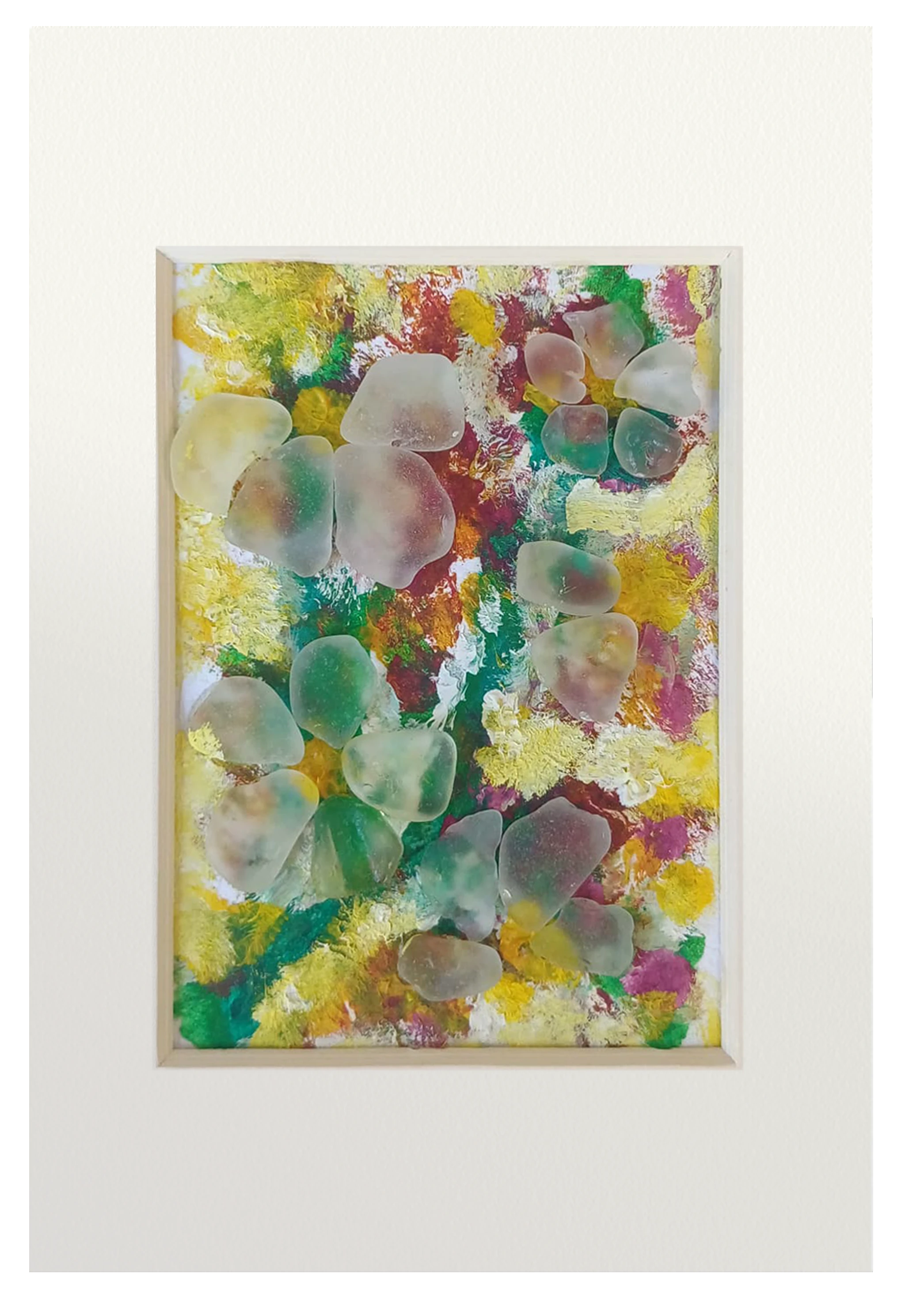 Cuadro de collage con temperas y vidrio de mar translúcido con una representación floral muy colorida. 