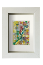 Cuadro de collage con temperas y vidrio de mar translúcido con una representación floral muy colorida. Marco blanco