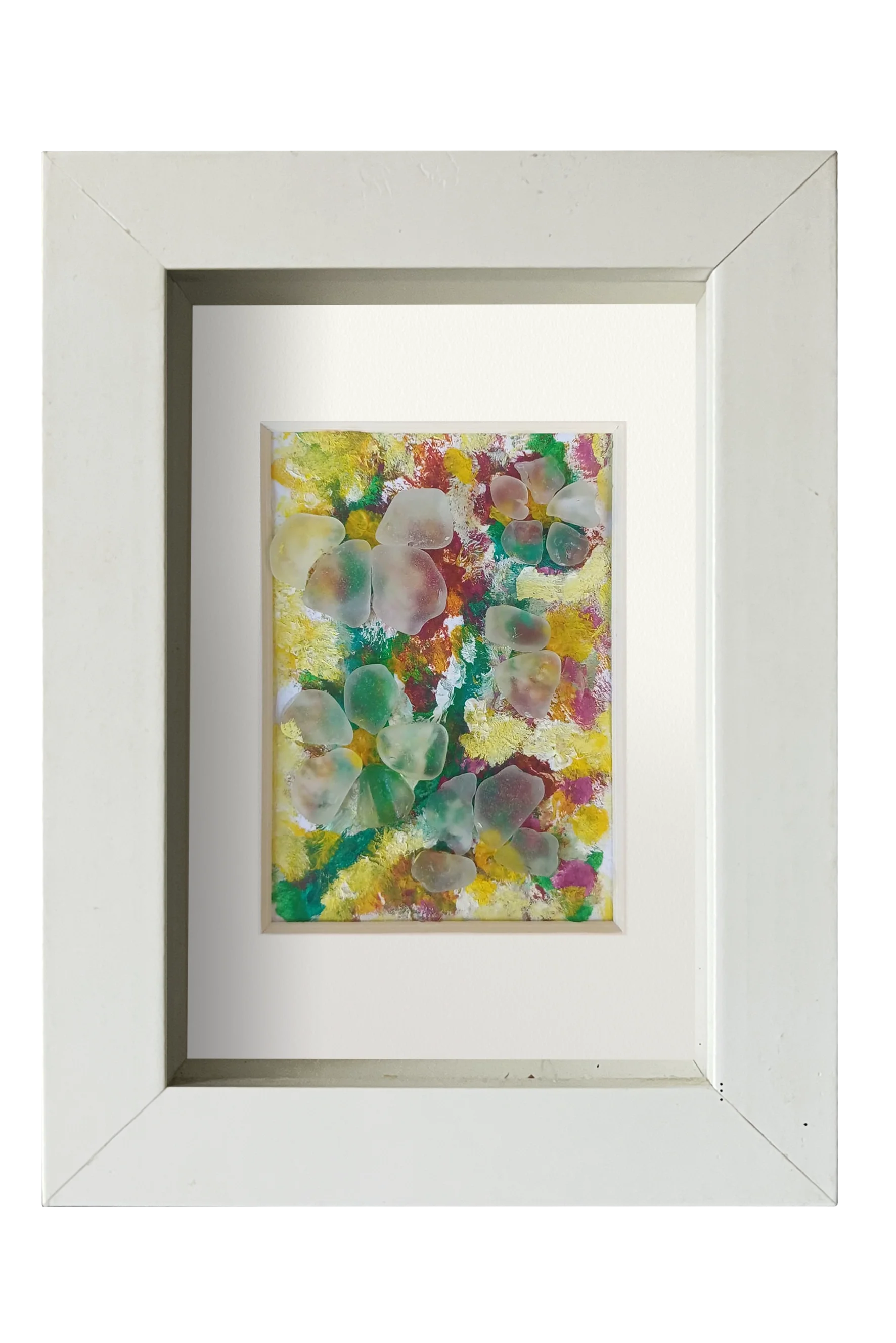 Cuadro de collage con temperas y vidrio de mar translúcido con una representación floral muy colorida. Marco blanco
