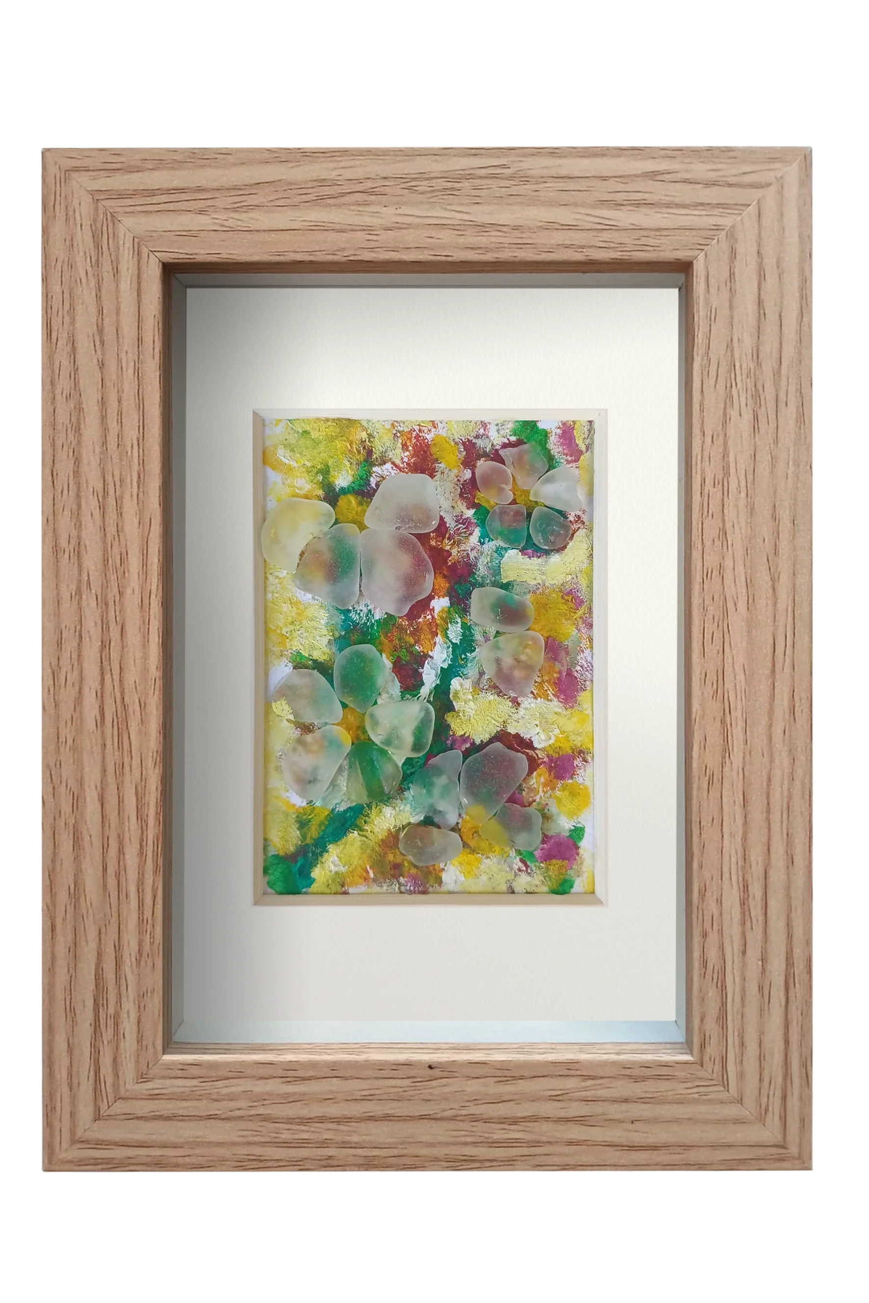 Cuadro de collage con temperas y vidrio de mar translúcido con una representación floral muy colorida. Marco color madera
