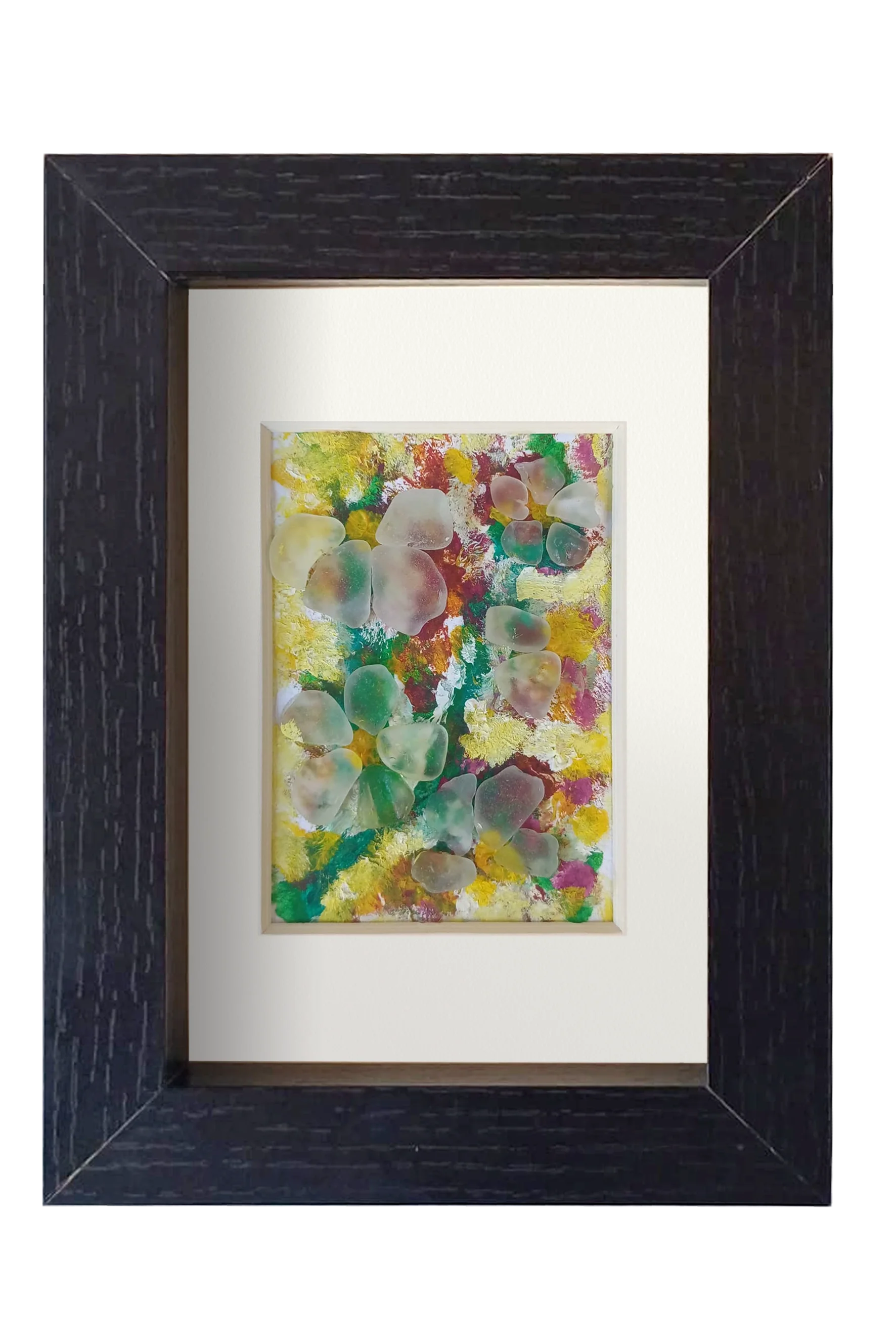Cuadro de collage con temperas y vidrio de mar translúcido con una representación floral muy colorida. Marco negro