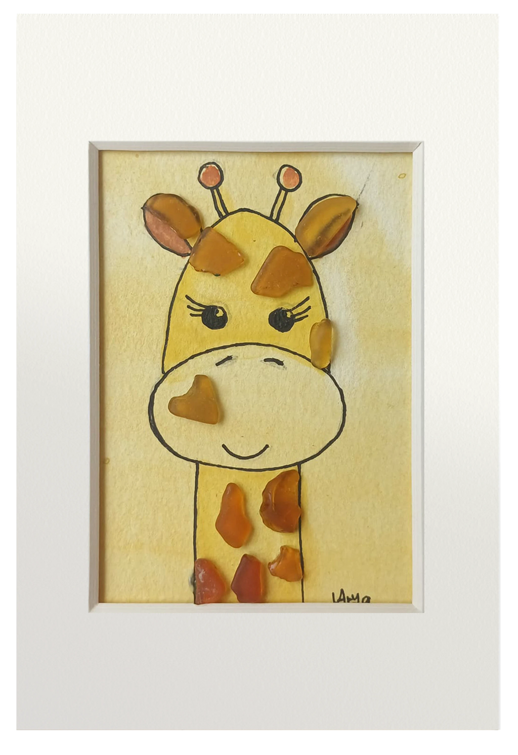 Dibujo de una girafa simpática hecho con tinta y acuarelas y vidrio de mar marron para las manchas