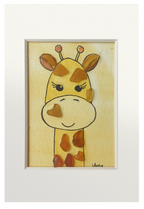 Dibujo de una girafa simpática hecho con tinta y acuarelas y vidrio de mar marron para las manchas