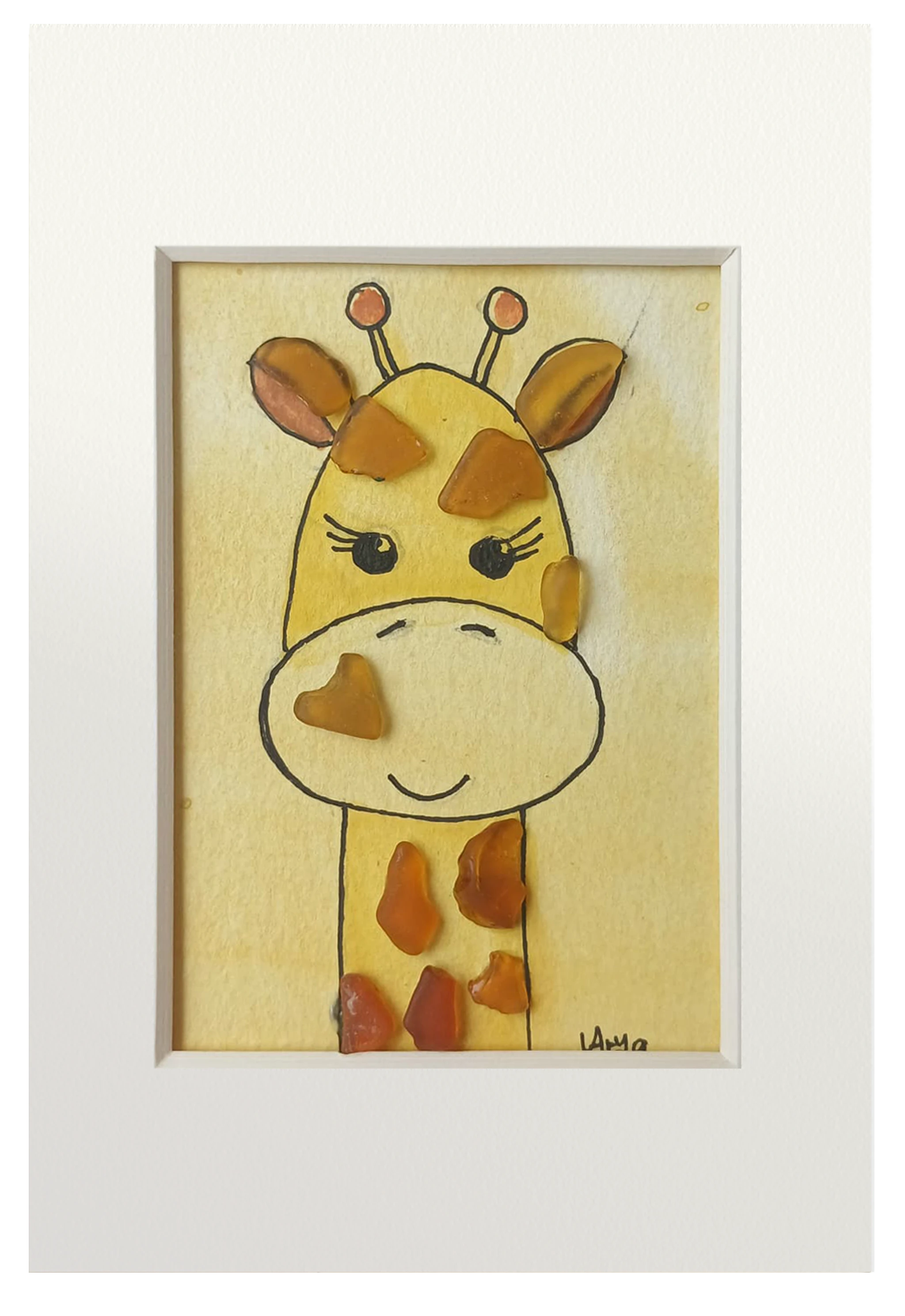 Dibujo de una girafa simpática hecho con tinta y acuarelas y vidrio de mar marron para las manchas