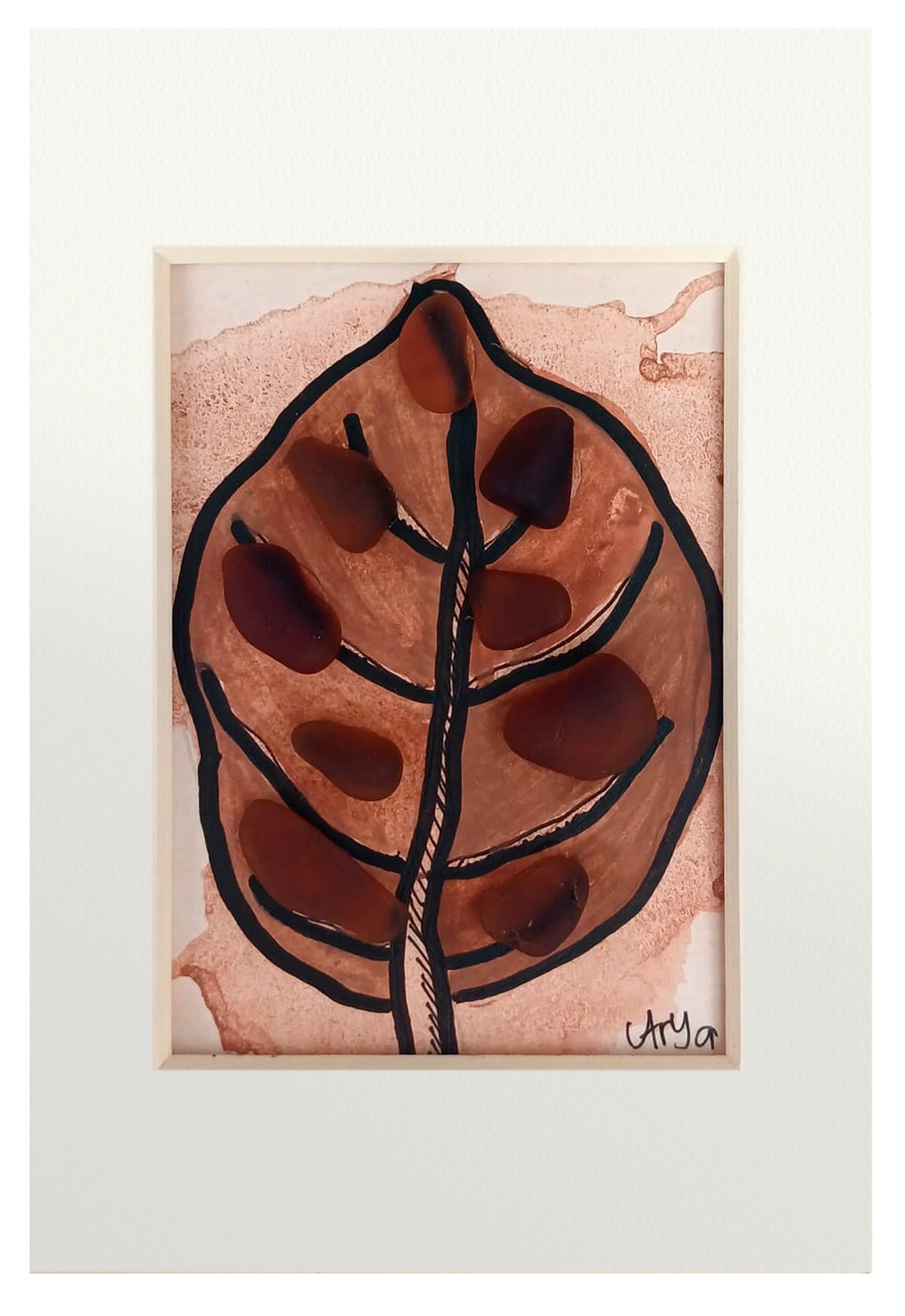 Dibujo de hoja otoñal de acuarela, rotulador y cristal de mar erosionado marrón