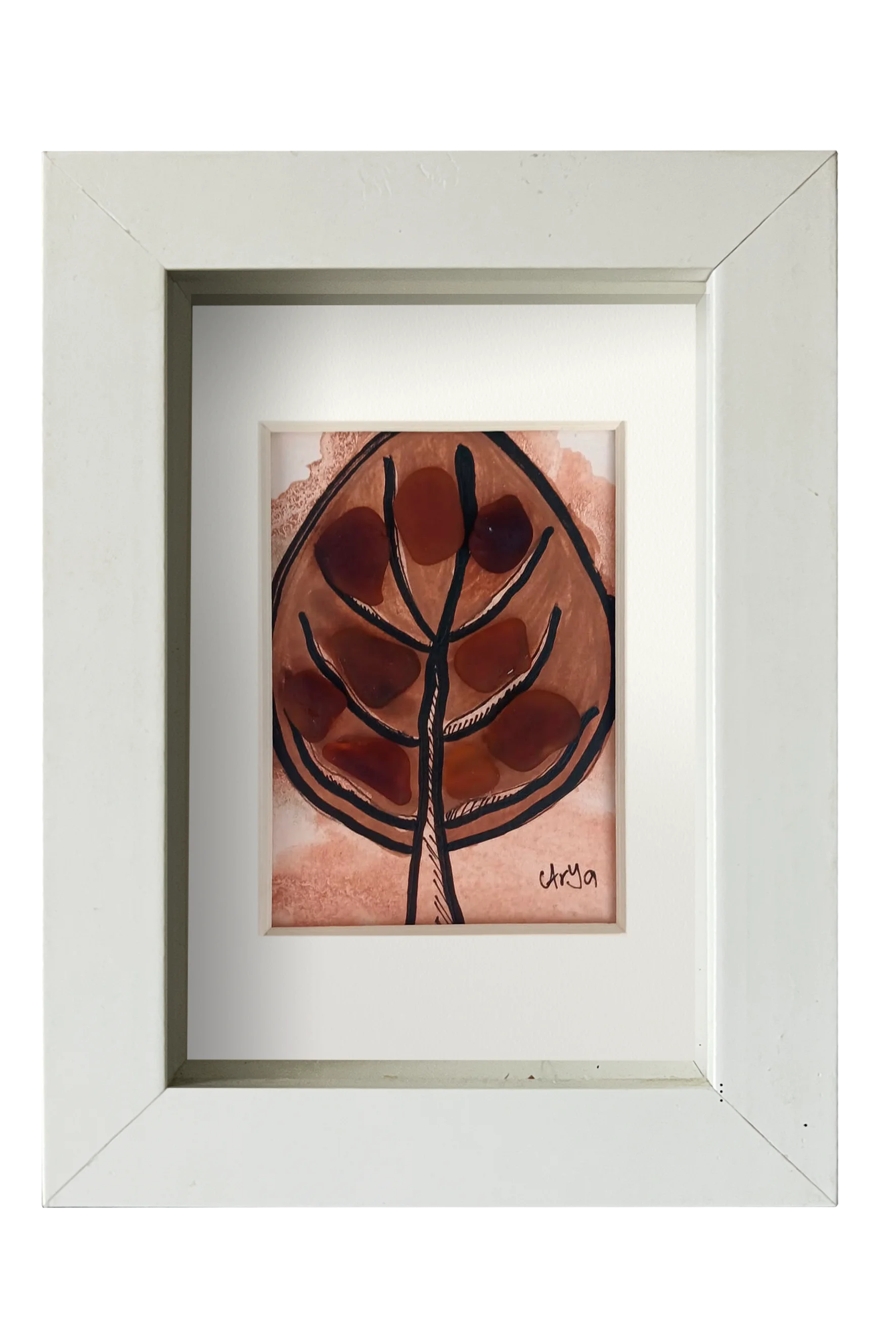 Cuadro de tinta, acuarela y vidrio de mar marrón representando una hoja otoñal. Marco blanco