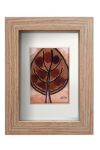 Cuadro de tinta, acuarela y vidrio de mar marrón representando una hoja otoñal. Marco madera