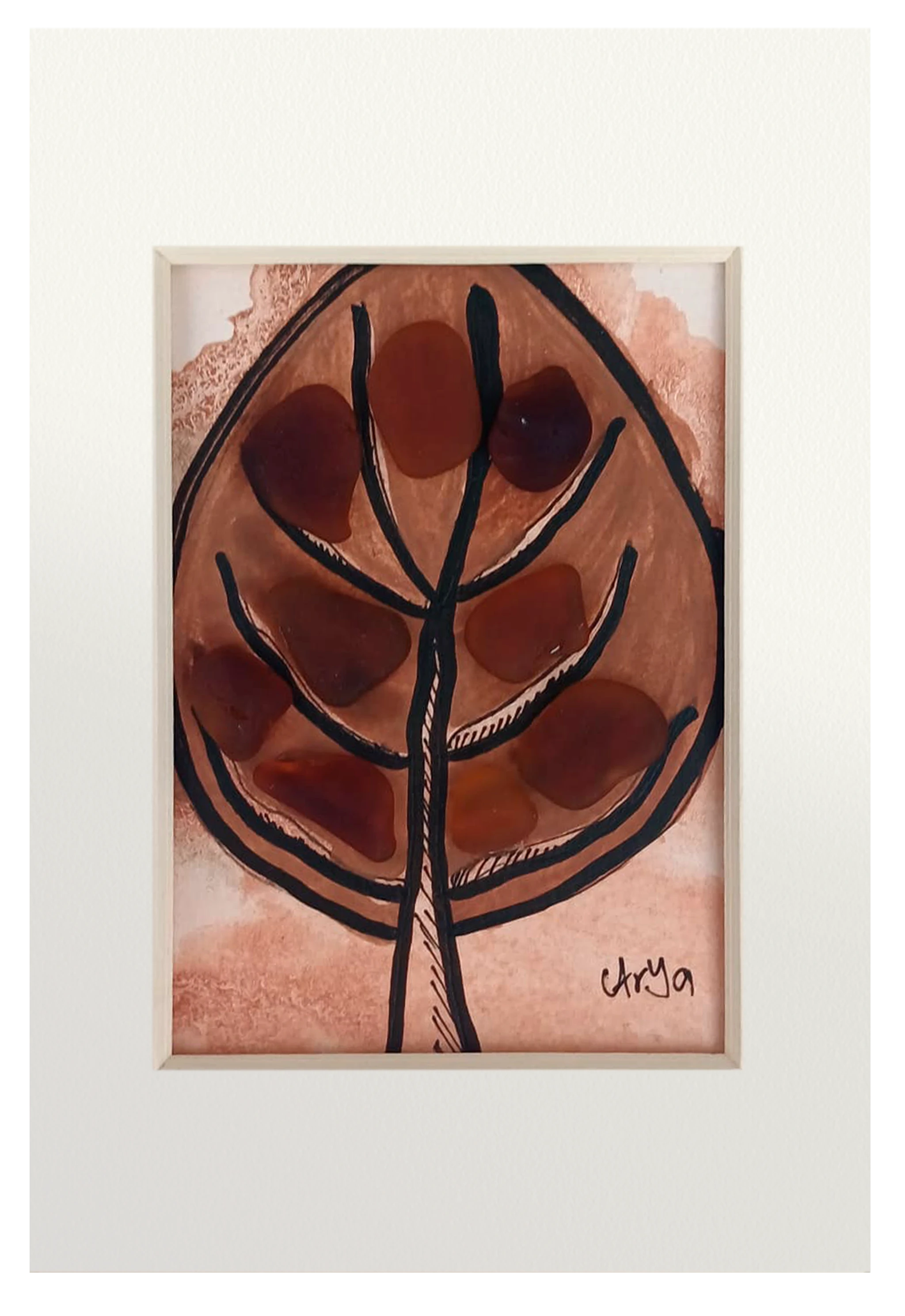 Dibujo de hoja otoñal de acuarela, rotulador y cristal de mar erosionado marrón