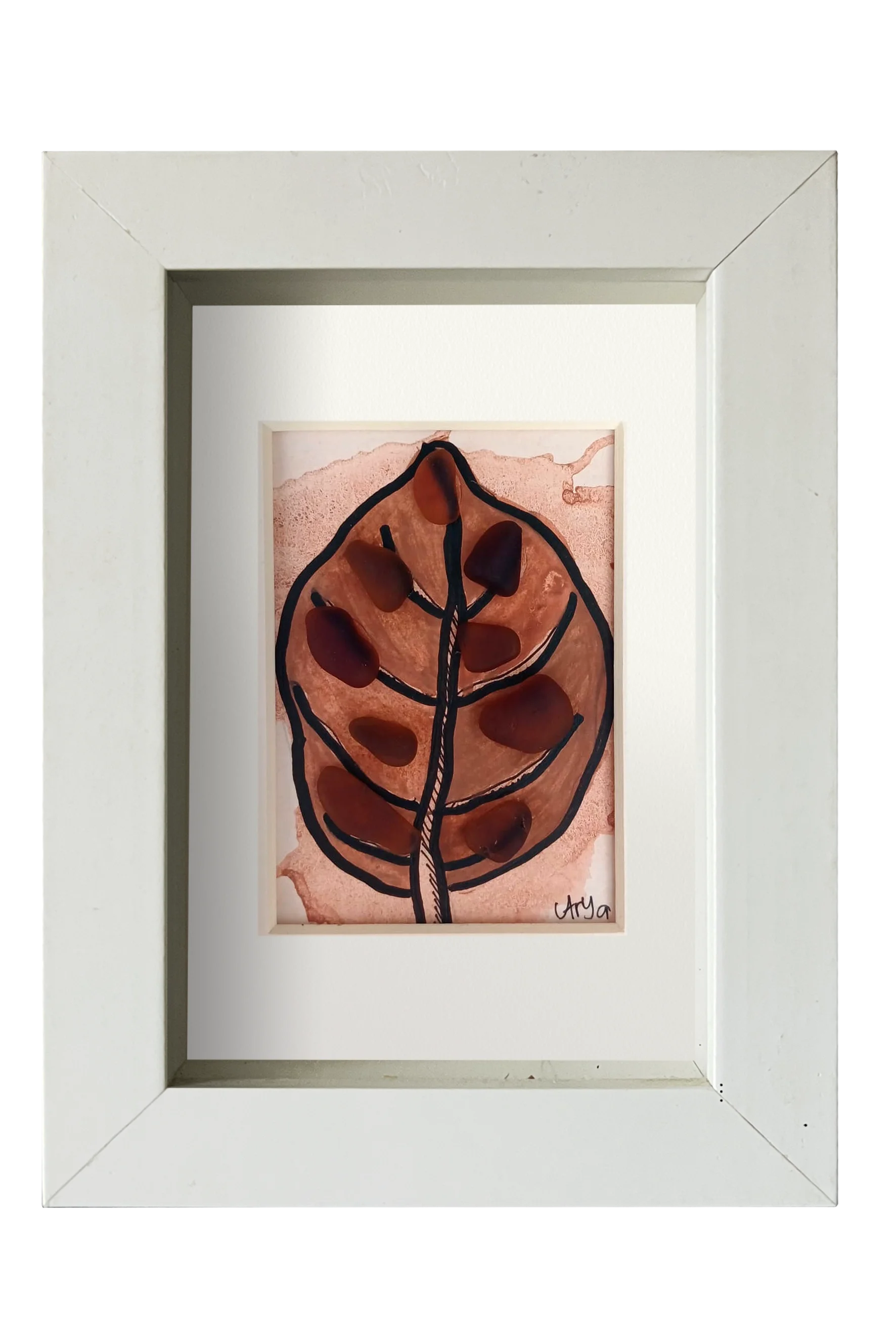 Cuadro de tinta, acuarela y vidrio de mar marrón representando una hoja otoñal. Marco blanco