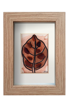 Cuadro de tinta, acuarela y vidrio de mar marrón representando una hoja otoñal. Marco madera