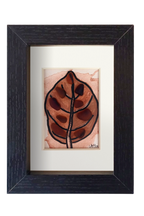 Cuadro de tinta, acuarela y vidrio de mar marrón representando una hoja otoñal. Marco negro