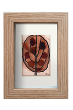Cuadro de tinta, acuarela y vidrio de mar marrón representando una hoja otoñal. Marco madera