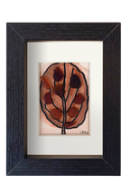 Cuadro de tinta, acuarela y vidrio de mar marrón representando una hoja otoñal. Marco negro