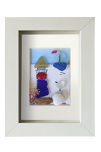 Cuadro de Pájaro observando un velero en el mar al lado de un faro. Collage de conchas vidrio de mar y otros restos de temporales marinos