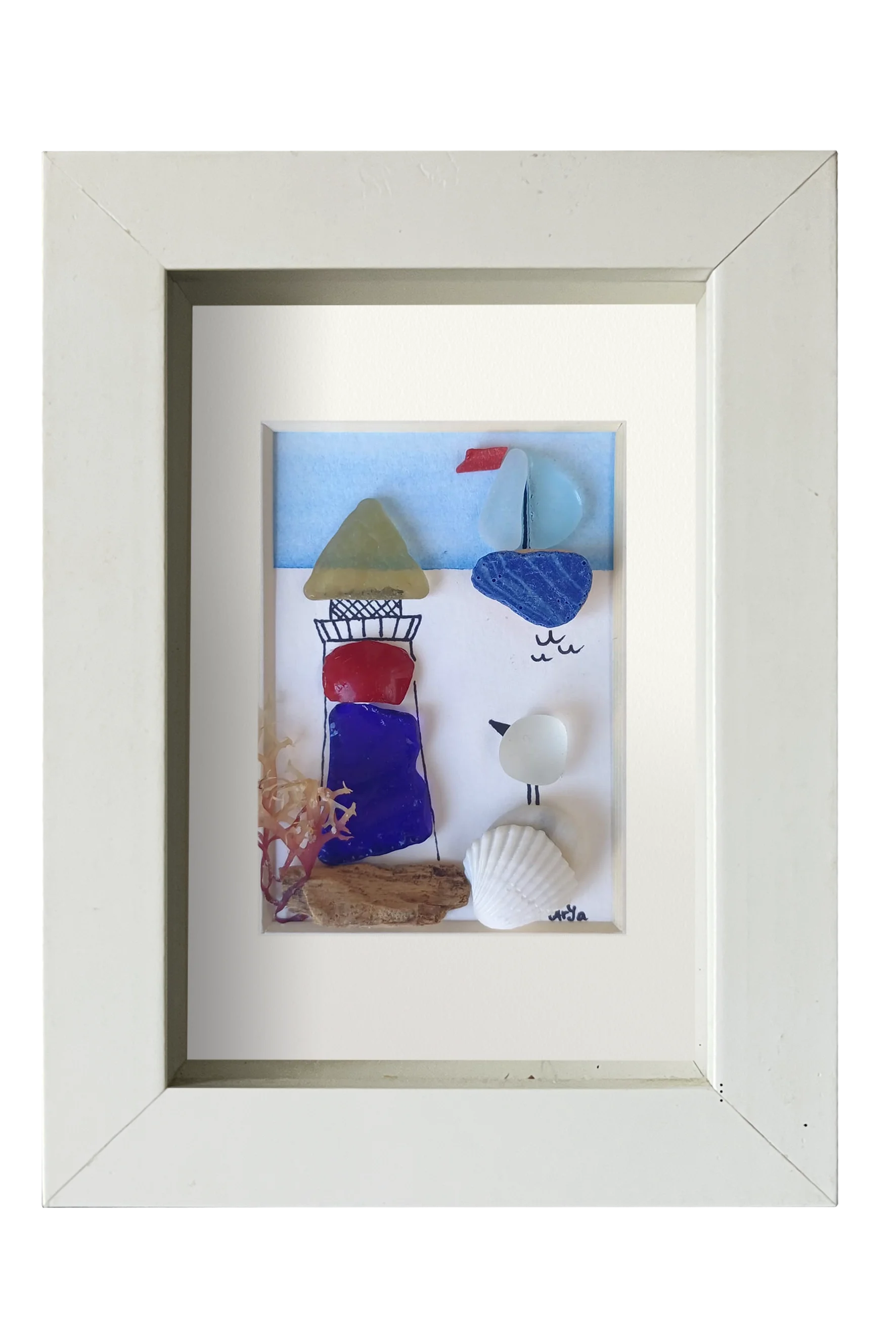 Cuadro de Pájaro observando un velero en el mar al lado de un faro. Collage de conchas vidrio de mar y otros restos de temporales marinos