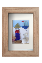 Cuadro de Pájaro observando un velero en el mar al lado de un faro. Collage de conchas vidrio de mar y otros restos de temporales marinos