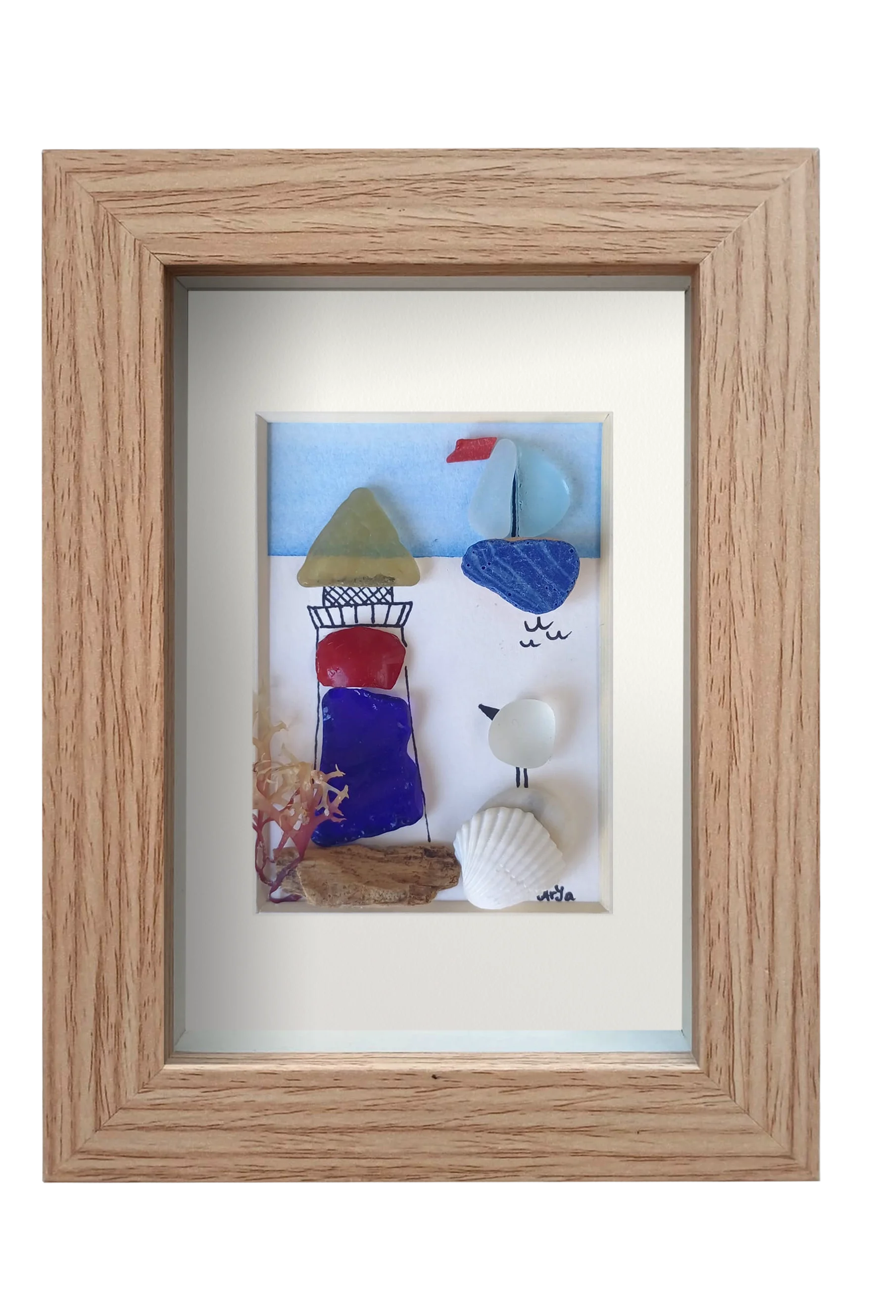 Cuadro de Pájaro observando un velero en el mar al lado de un faro. Collage de conchas vidrio de mar y otros restos de temporales marinos