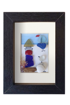 Cuadro de Pájaro observando un velero en el mar al lado de un faro. Collage de conchas vidrio de mar y otros restos de temporales marinos