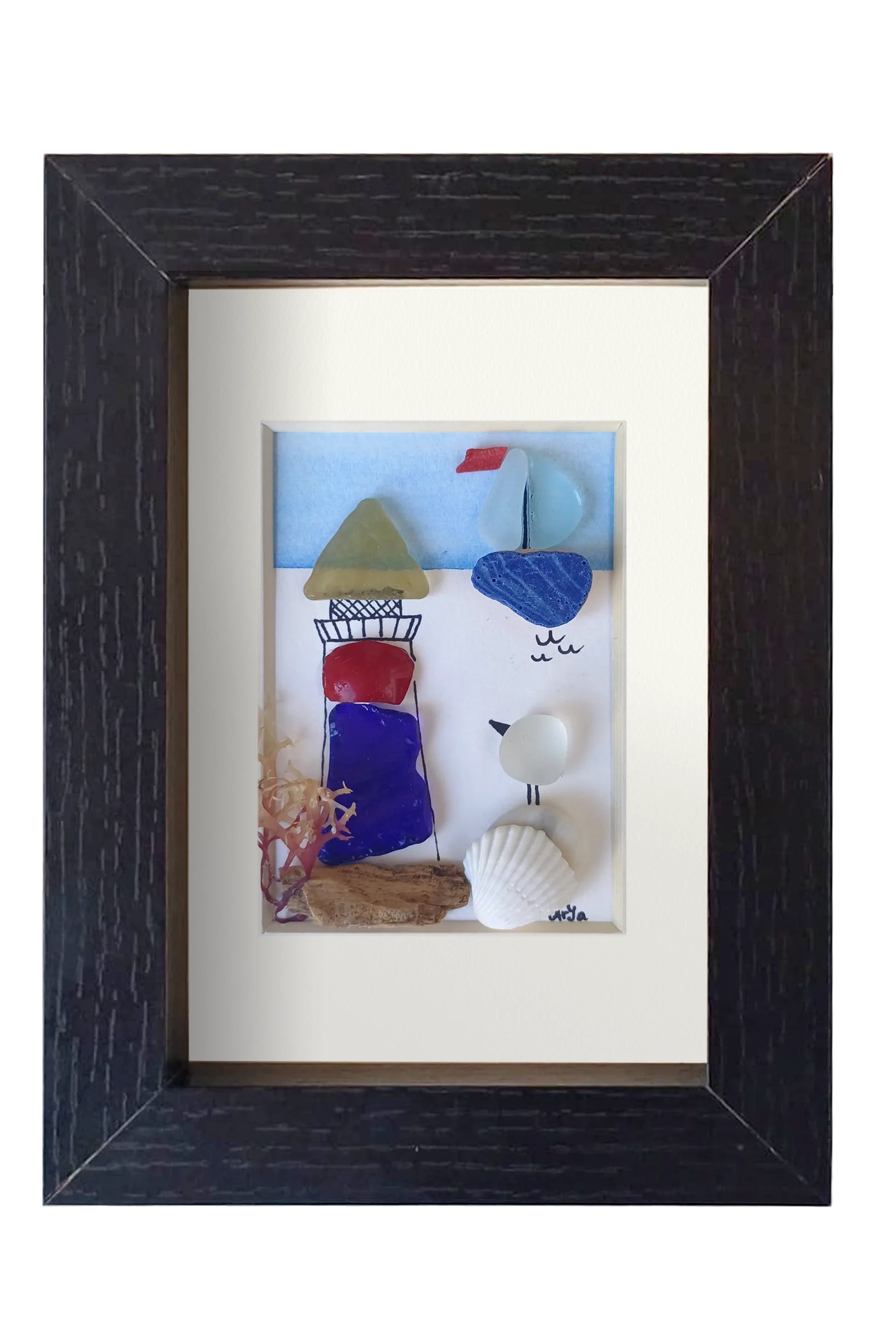 Cuadro de Pájaro observando un velero en el mar al lado de un faro. Collage de conchas vidrio de mar y otros restos de temporales marinos