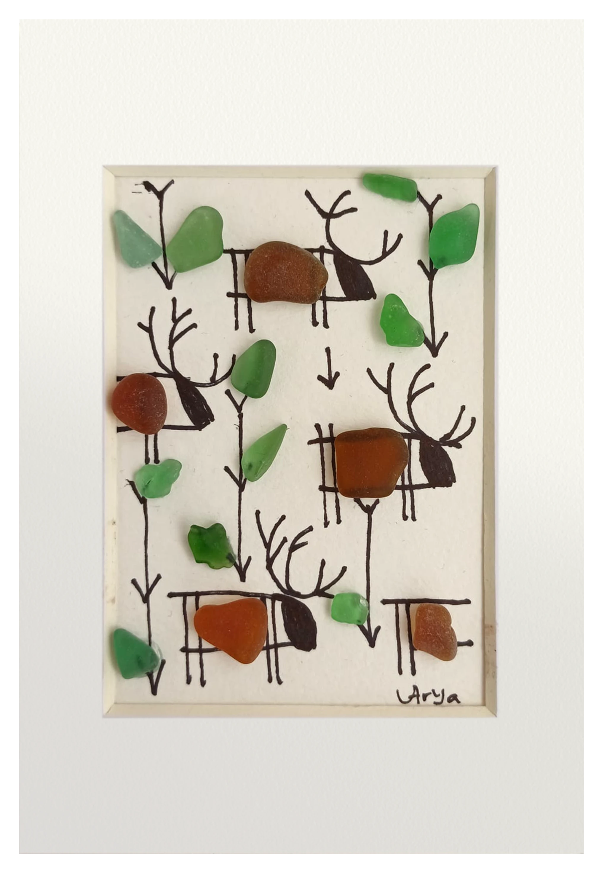 Cuadro con manada de renos entre vegetación nóridca hecho con tinta y vidirio de mar de tonos verdes y marrones