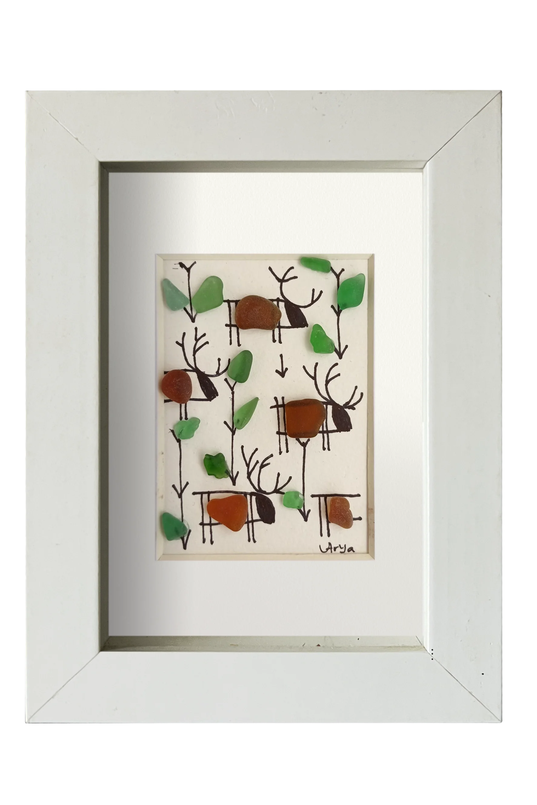 Cuadro con manada de renos entre vegetación nóridca hecho con tinta y vidirio de mar de tonos verdes y marrones