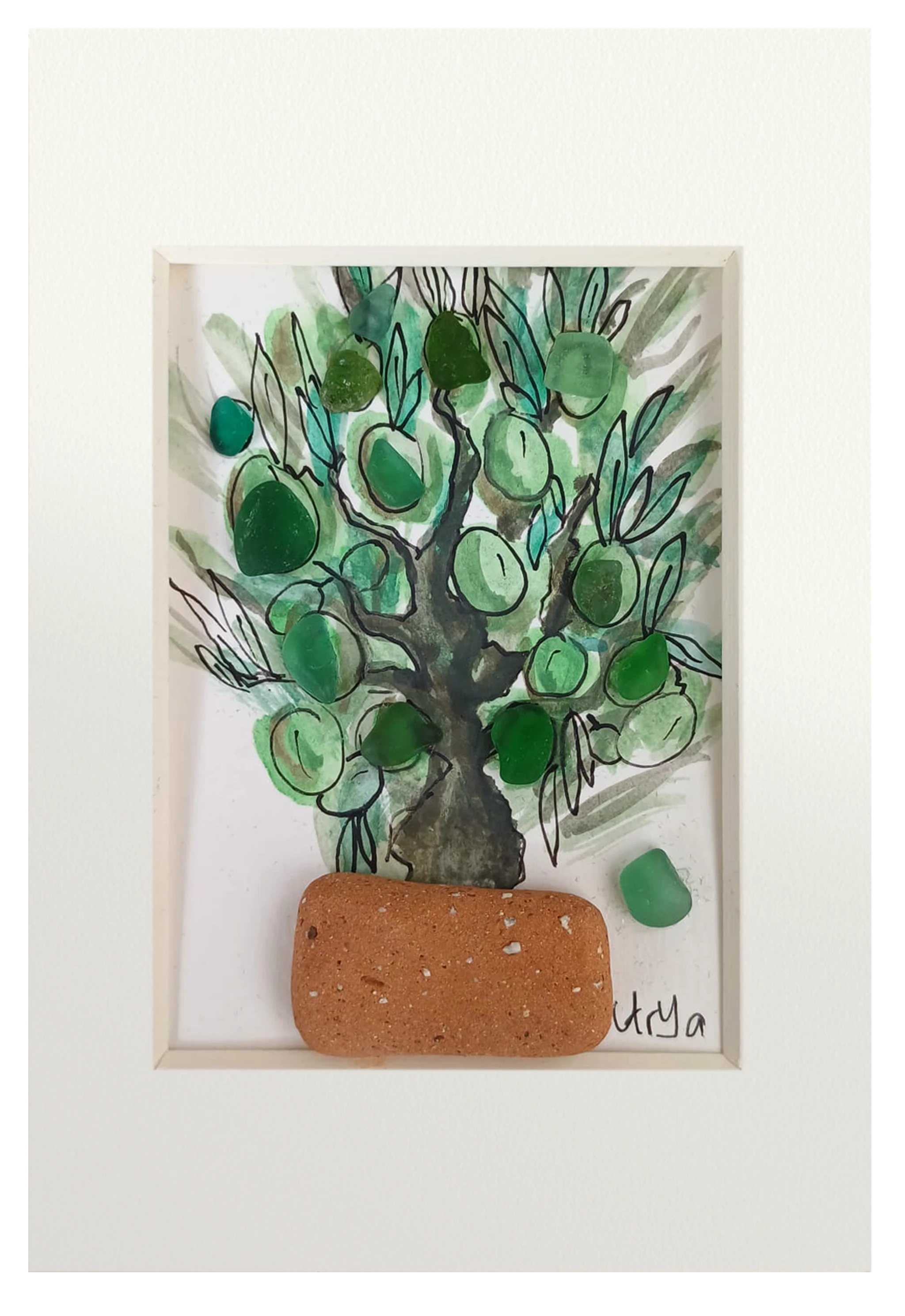 Cuadro con dibujo en tinta y acuarela de olivo en maceta de cerámica erosionada con vidrio de mar en tonos verdes dando volumen a las olivas